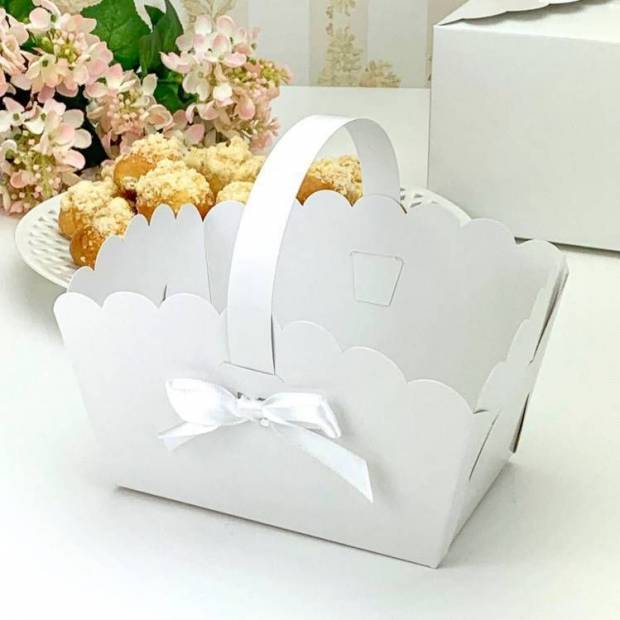 Svatební košíček na cukroví bílý s bílou mašlí (13 x 9 x 9,5 cm) KOS02-6101-01 dortis