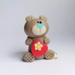 Figurka na dort medvídek šedý s červeným srdíčkem 5cm z kokosové hmoty
