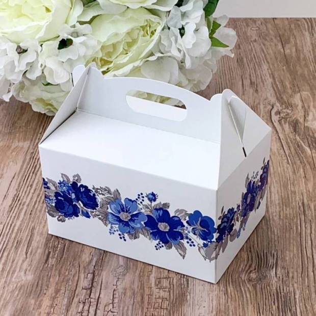 Svatební krabička na výslužku bílá s modrými květinami (13 x 9 x 7 cm)