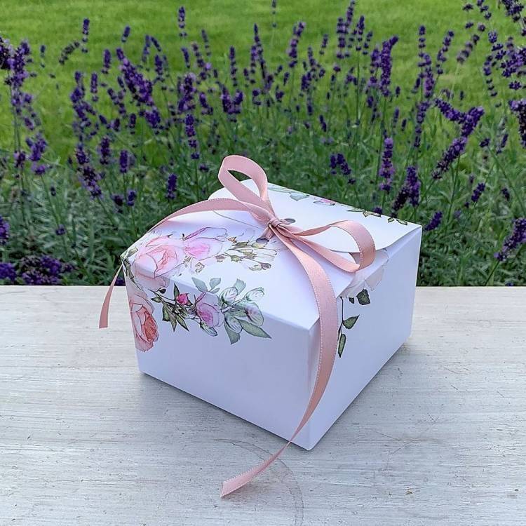 Svatební krabička na výslužku bílá s růžemi s mašlí (11 x 11 x 7 cm) dortis