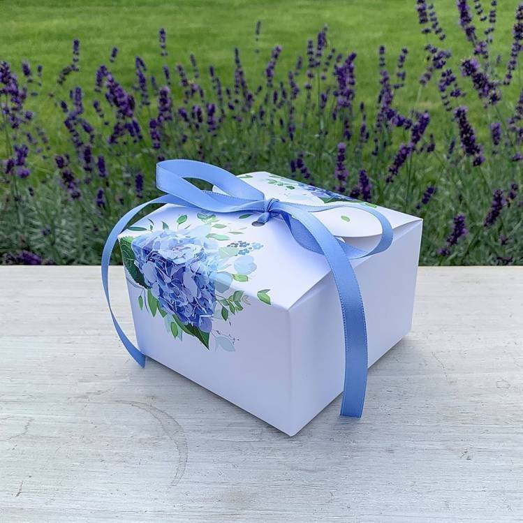 Svatební krabička na výslužku bílá s modrými hortenziemi s mašlí (11 x 11 x 7 cm) dortis